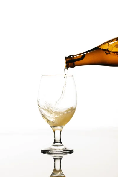 Cerveza Que Vierte Botella Vidrio Aislado Blanco — Foto de Stock