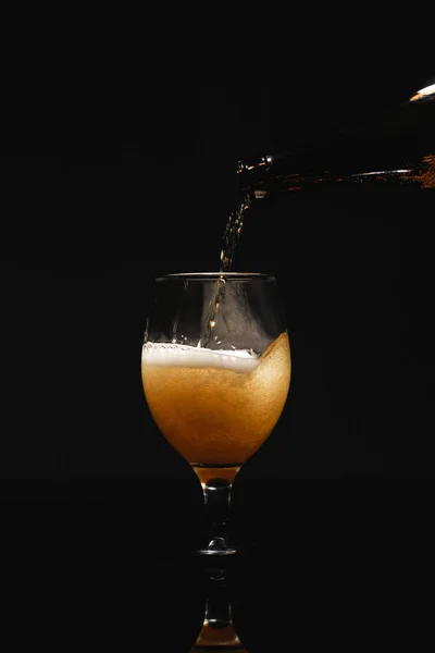 Pivo Přetékající Láhve Skla Izolovaného Černém — Stock fotografie