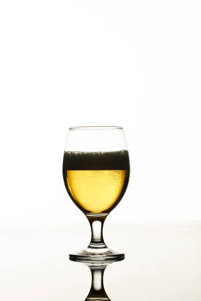 Vidro Cerveja Com Espuma Luz Traseira Isolado Branco — Fotografia de Stock