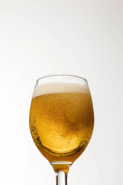 低角度的啤酒玻璃与泡沫隔离在白色 — 图库照片