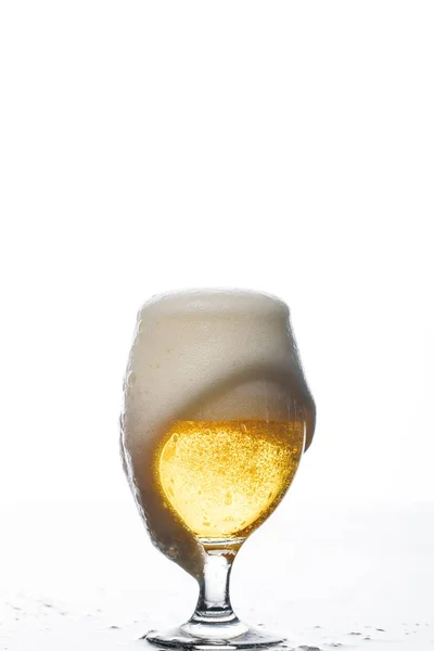 Vaso Húmedo Cerveza Con Espuma Derramada Aislada Sobre Blanco — Foto de Stock