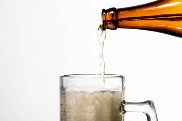 Cerveza Que Vierte Botella Vidrio Con Espuma Blanca Aislada Blanco — Foto de Stock