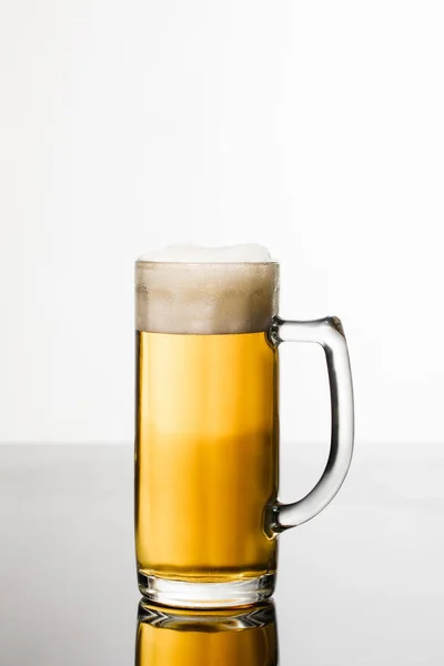 Bicchiere Birra Con Schiuma Isolata Bianco — Foto Stock