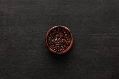 kopya alanı ile koyu ahşap yüzeyüzerinde bütün biber ile kahverengi kase üst görünümü