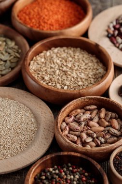 fasulye, kabak çekirdeği, mercimek ve tahıl ile çeşitli ahşap kaseler