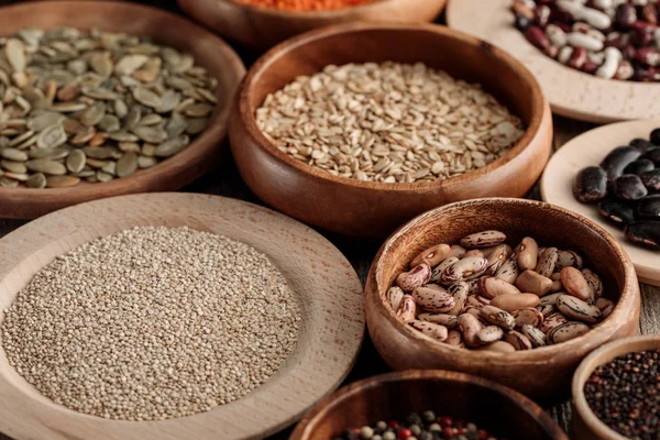 Tigelas Madeira Com Feijão Quinoa Sementes Abóbora Aveia — Fotografia de Stock