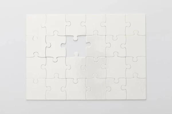 Bovenaanzicht Van Voltooide Puzzel Zonder Één Stuk Een Witte Achtergrond — Stockfoto