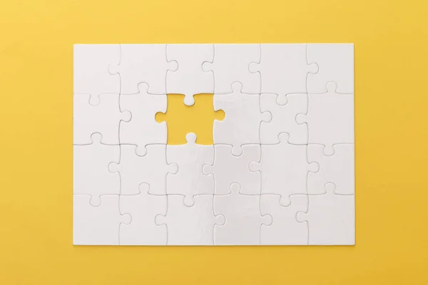 Top Uitzicht Van Witte Puzzel Met Verloren Stuk Gele Achtergrond — Stockfoto