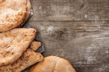 kopya alanı ile ahşap masa üzerinde çeşitli lavaş ekmek üst görünümü