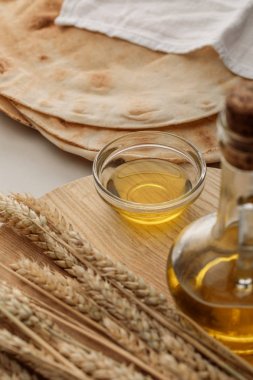 sivri ve yağ ile kesme tahtası yakınında beyaz havlu ile kaplı düz lavaş ekmek