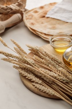 lavaş ekmek oklava ve sivri ve yağ ile kesme tahtası yakınında beyaz havlu ile kaplı