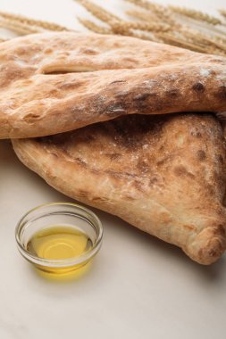 beyaz yüzeyüzerinde folive yağı ile lavaş ekmek
