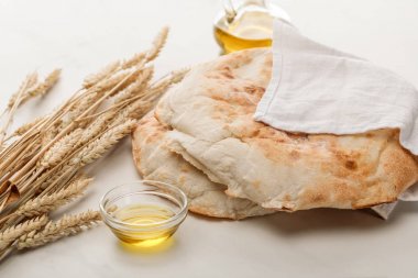 mermer yüzeyinde sivri ve yağ yakın havlu ile kaplı lavaş ekmek
