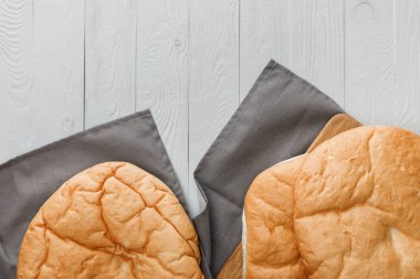 beyaz ahşap yüzeyüzerinde gri havlu üzerinde lavaş ekmek üst görünümü