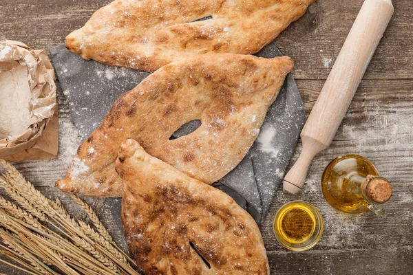 Lavaschbrot Auf Handtuch Der Nähe Von Nudelholz Packung Mit Mehl — Stockfoto