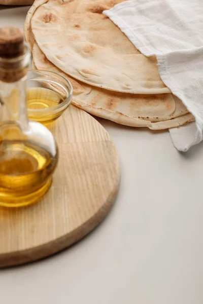 Lavash Bröd Täckt Med Handduk Nära Skärbräda Med Olja Vit — Stockfoto