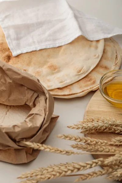 Pan Lavash Cubierto Con Toalla Blanca Cerca Paquete Harina Tabla — Foto de Stock