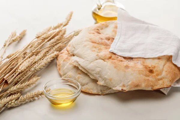 Lavash Brood Bedekt Met Handdoek Buurt Van Spikes Olie Marmeren — Stockfoto