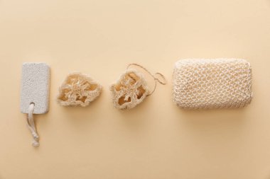 bej arka planda loofahs ve pomza taşı yakınında doğal banyo süngeri üst görünümü