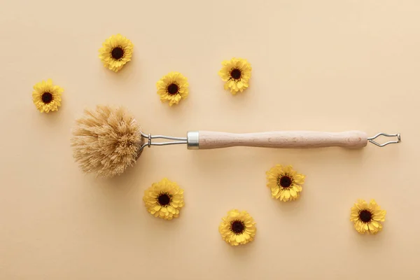 Topputsikt Över Body Brush Beige Bakgrund Med Blommor — Stockfoto