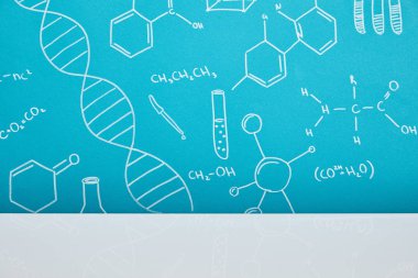 Beyaz yüzeye yakın moleküler yapı işaretlerine sahip mavi arkaplan