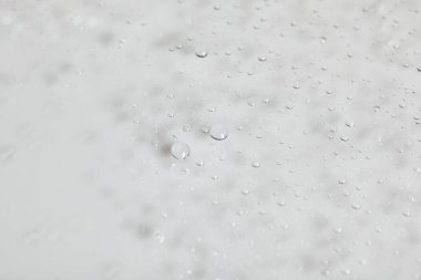 beyaz arkaplanda şeffaf su damlaları
