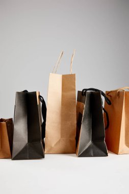 Gri, siyah cuma konseptiyle izole edilmiş kağıt alışveriş torbaları.