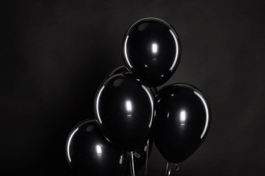 Balck, Kara Cuma konseptinde izole edilmiş bir grup siyah balon.