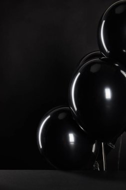 Kara Cuma konseptine izole edilmiş bir grup siyah balon.