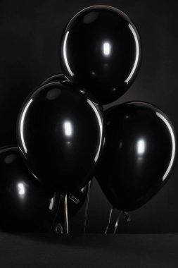 Kara Cuma kavramına izole edilmiş siyah balonlar.