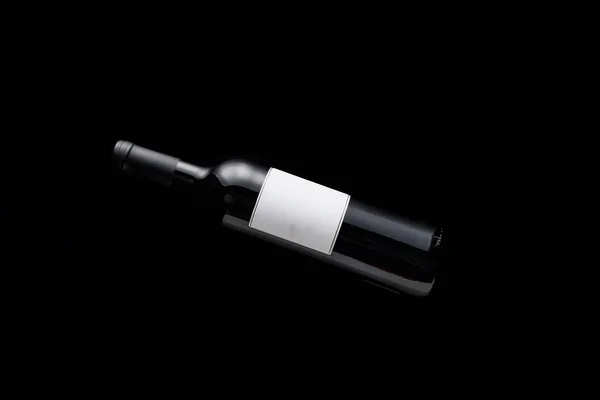 Vista Superior Botella Con Vino Etiqueta Blanca Blanco Aislado Negro —  Fotos de Stock