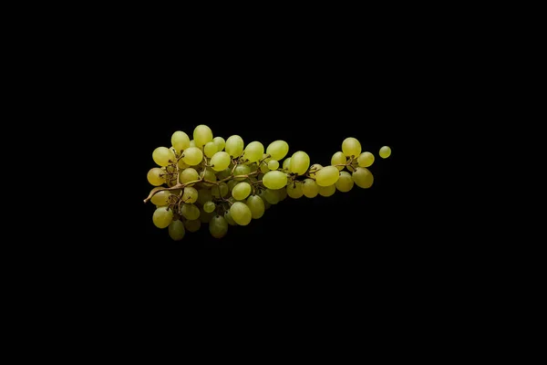 Widok Góry Dojrzałych Zielonych Winogron Izolowanych Czarno — Zdjęcie stockowe