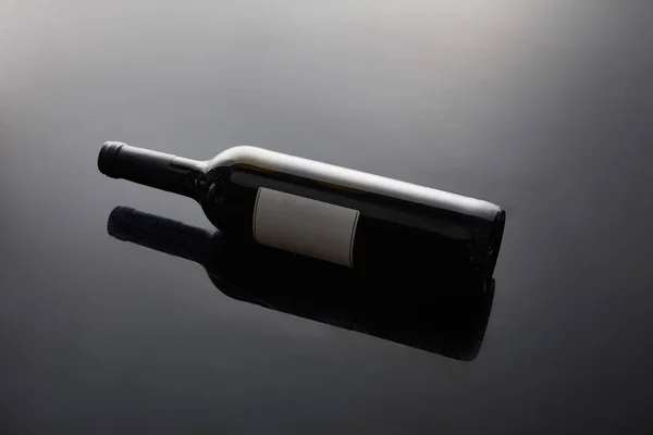 Wijnfles Met Blanco Etiket Zwarte Achtergrond Met Reflectie — Stockfoto