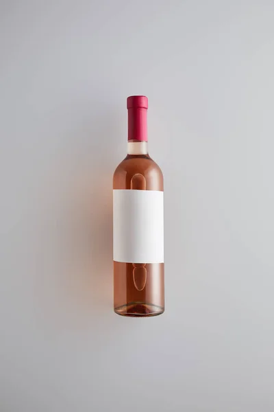 Vista Superior Botella Con Vino Rosa Etiqueta Blanco Sobre Fondo — Foto de Stock