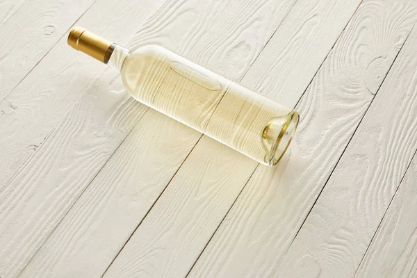Botol Dengan Anggur Putih Permukaan Kayu Putih — Stok Foto