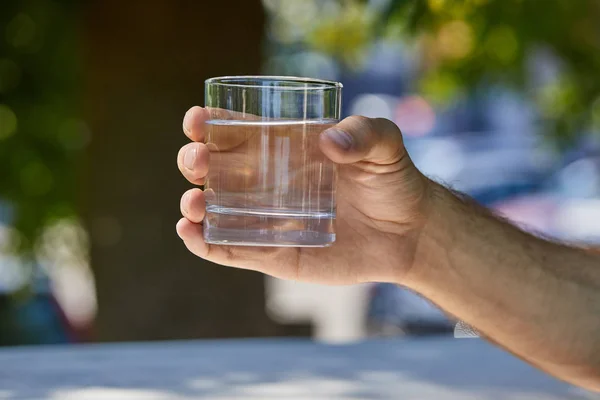 Bijgesneden Zicht Mens Holding Glas Met Helder Zoet Water Buiten — Stockfoto