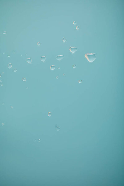 прозрачные капли воды на голубом фоне