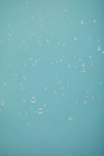 прозрачные капли воды на голубом фоне