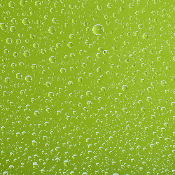 прозрачные капли воды на зеленом фоне
