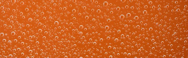 Panoramisch Shot Van Heldere Transparante Waterdruppels Oranje Achtergrond — Stockfoto