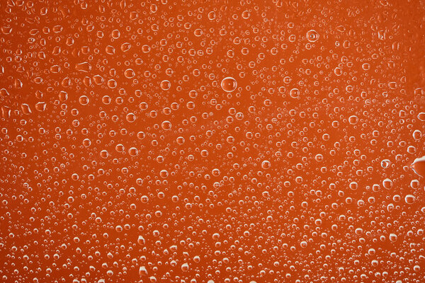 прозрачные капли воды на оранжевом фоне
