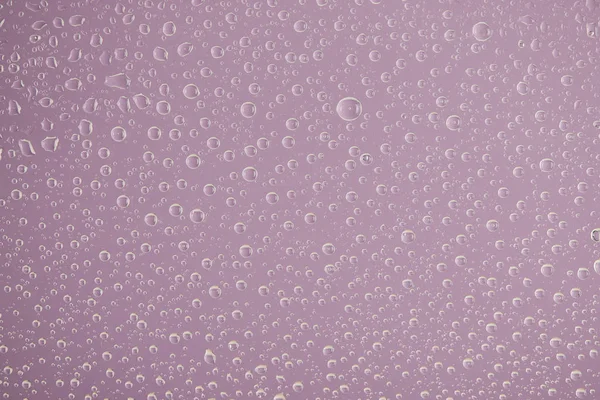 Klare Transparente Wassertropfen Auf Violettem Hintergrund — Stockfoto