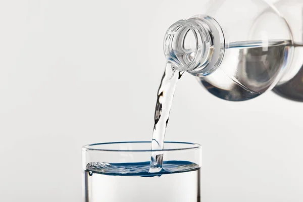 Limpida Acqua Dolce Versata Nel Bicchiere Dalla Bottiglia Isolata Bianco — Foto Stock