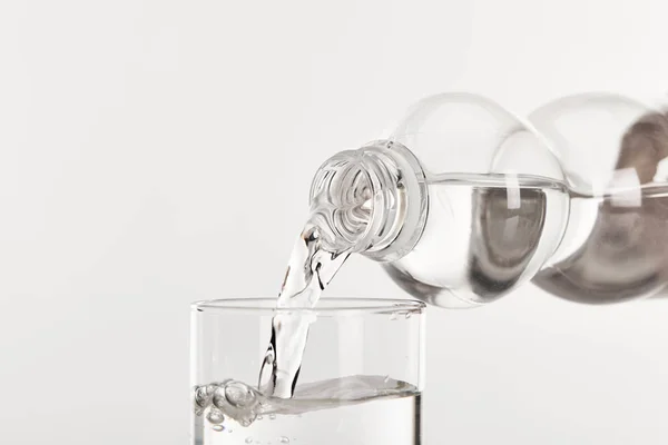 Helder Zoet Water Gieten Glas Uit Fles Geïsoleerd Wit — Stockfoto