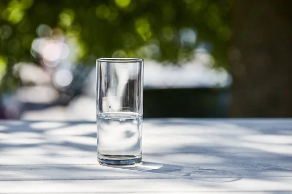 Friss Tiszta Víz Átlátszó Üvegben Napsütéses Napon Kint Asztalon — Stock Fotó