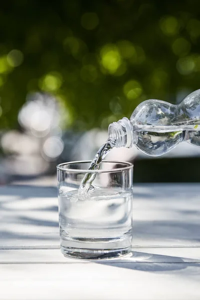 Air Tawar Yang Bersih Mengalir Dari Botol Dalam Gelas Transparan — Stok Foto