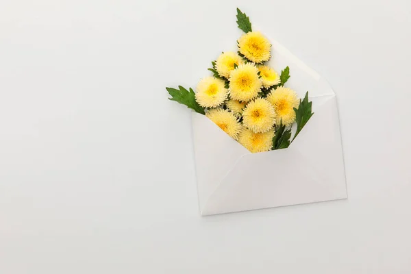 Bovenaanzicht Van Gele Asters Envelop Witte Achtergrond Met Kopieerruimte — Stockfoto