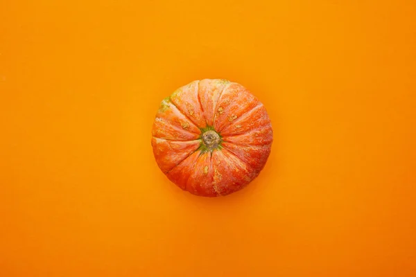 橙色背景下南瓜的顶部视图 万圣节的概念 — 图库照片