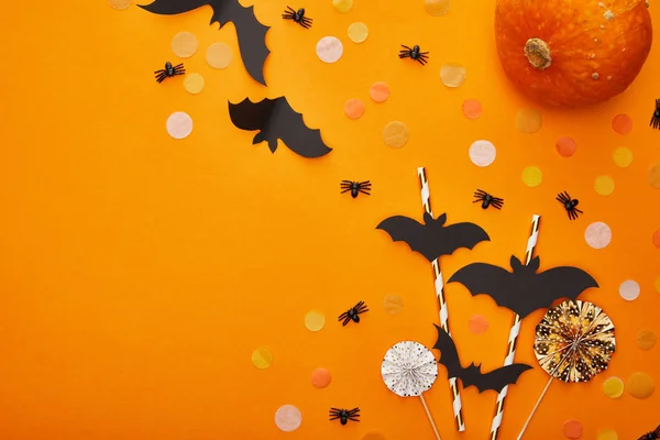 Widok Góry Dyni Nietoperze Pająki Konfetti Pomarańczowym Tle Halloween Dekoracji — Zdjęcie stockowe