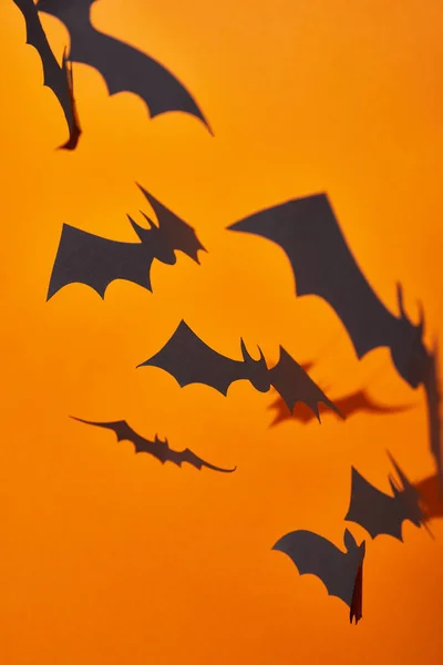 Papper Fladdermöss Med Skugga Orange Bakgrund Halloween Dekoration — Stockfoto
